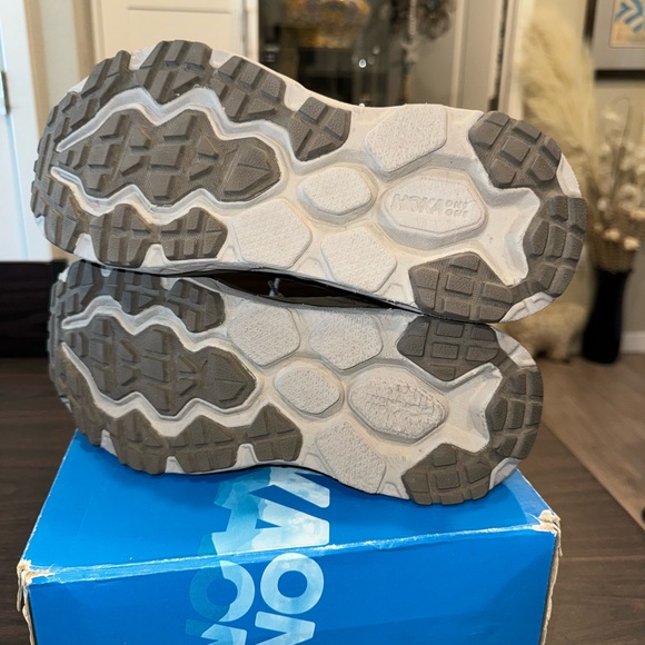 LADIES HOKA ONE ONE -9.5 shors - Picture 6 of 8